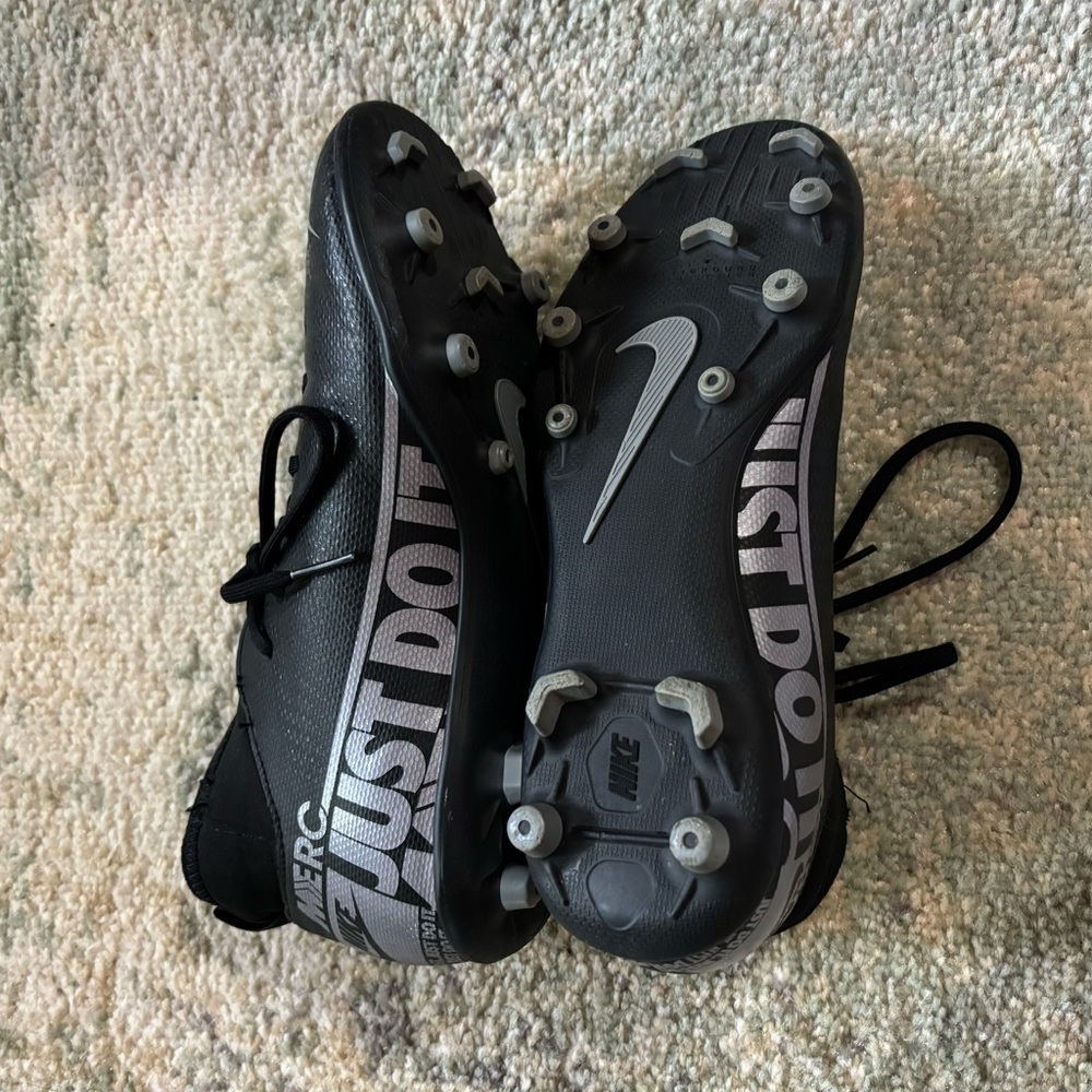Youth soccer cleats